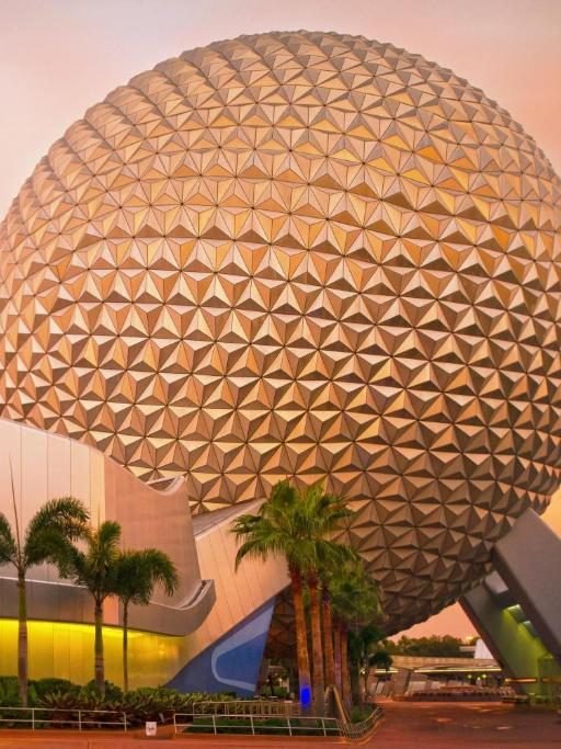 Esfera prateada do EPCOT iluminada ao pôr do sol