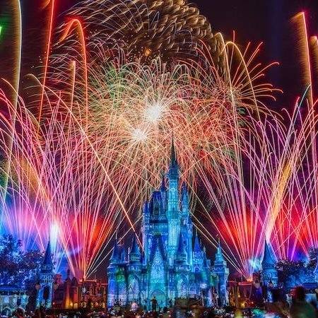 Show de fogos colorido sobre o castelo do Magic Kingdom
